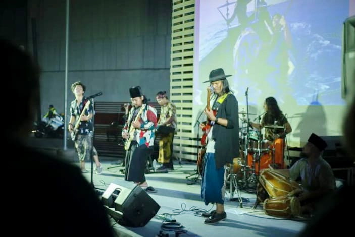 MANGGUNG: Lorjhu&rsquo; saat tampil di salah satu acara di Jawa Timur.