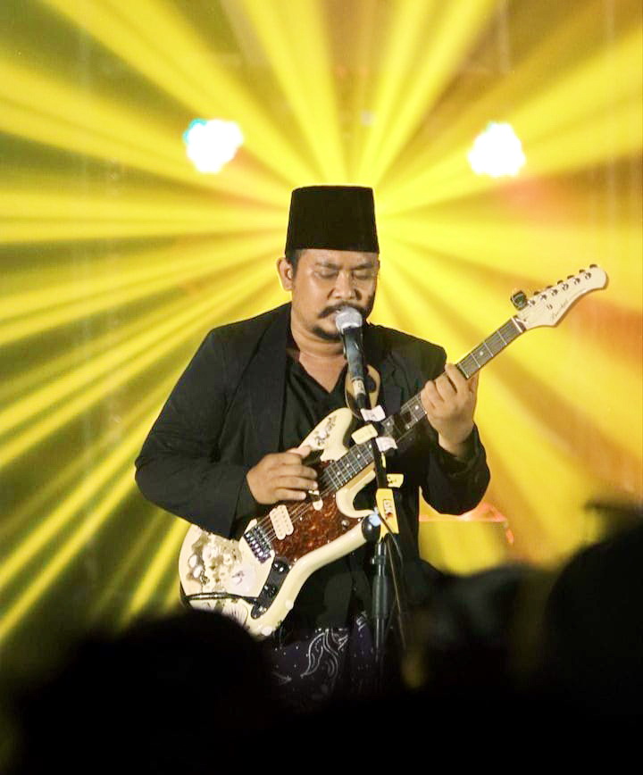 LOKALITAS: Badrus Zeman memakai songkok dan sarung saat manggung.