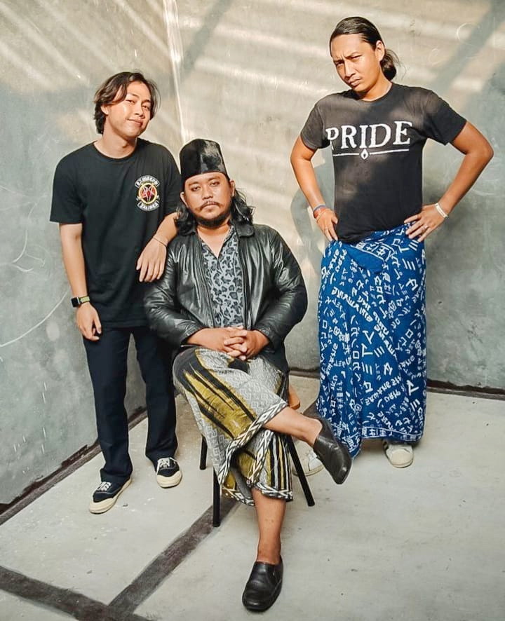 KREATIF: Tiga personel Lorjhu&rsquo; Badrus Zeman sebagai gitaris dan vokalis (tengah), Gaharaiden Soetansyah sebagai drummer (kiri), dan Insan Negara sebagai basis (kanan memakai celana).
