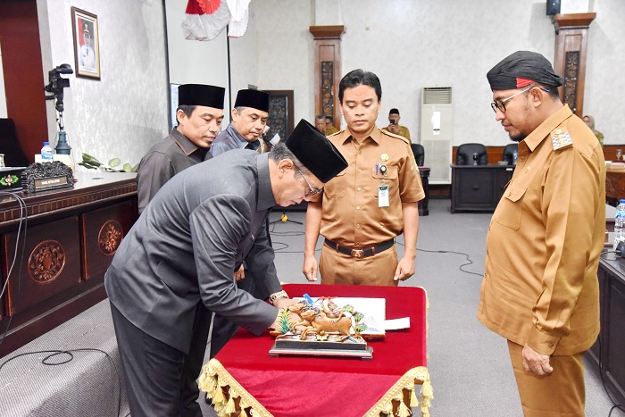 SERIUS: Dari kiri, Ketua DPRD Sumenep Abdul Hamid Ali Munir, Wakil Ketua Indra Wahyudi dan Faisal Muhlis, serta Bupati Achmad Fauzi Wongsojudo dalam rapat paripurna Selasa (6/8).