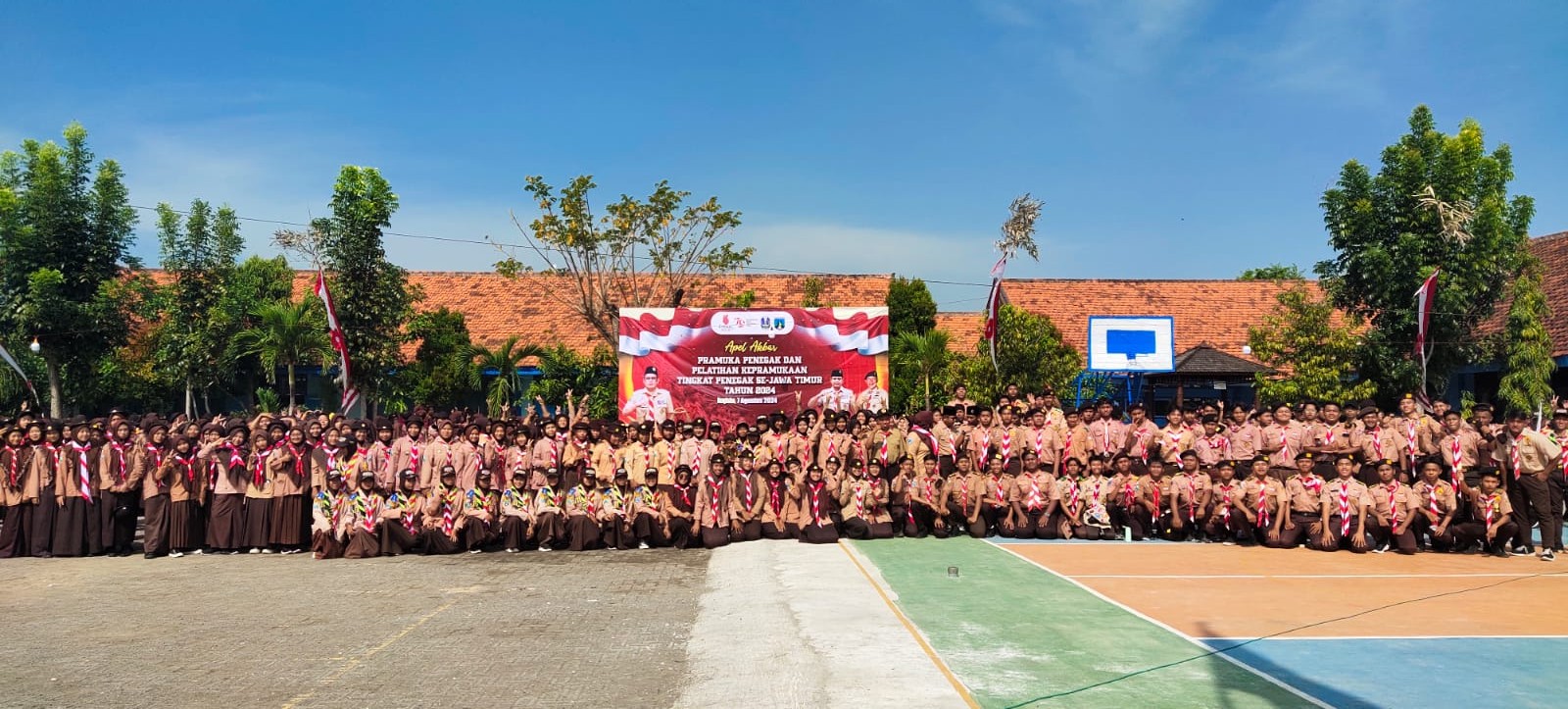SOLID: Peserta Apel Akbar Pramuka Penegak berfoto bersama di halaman SMAN 1 Arosbaya, Rabu (7/8). (ADI SURYANTO UNTUK JPRM)