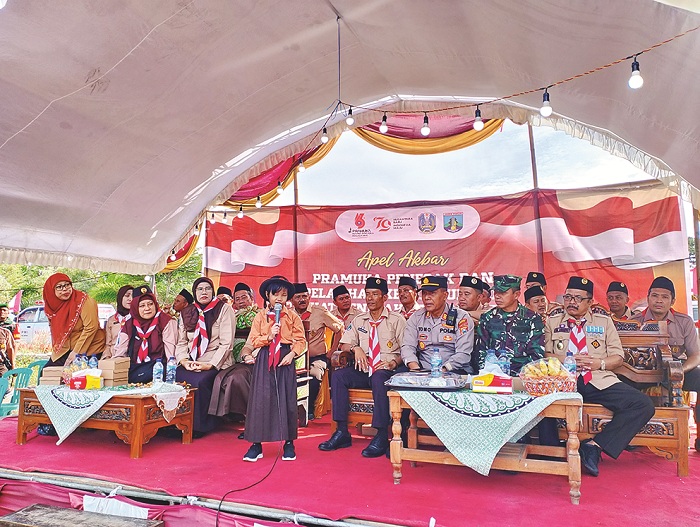 PENUH SEMANGAT: Siti Najwa membawakan lagu Kaulah Ibuku di acara pembukaan Apel Akbar Pramuka Penegak dan Pelatihan Kepramukaan Tingkat Penegak Se-Jatim 2024 di Lapangan SSC Rabu (7/8).