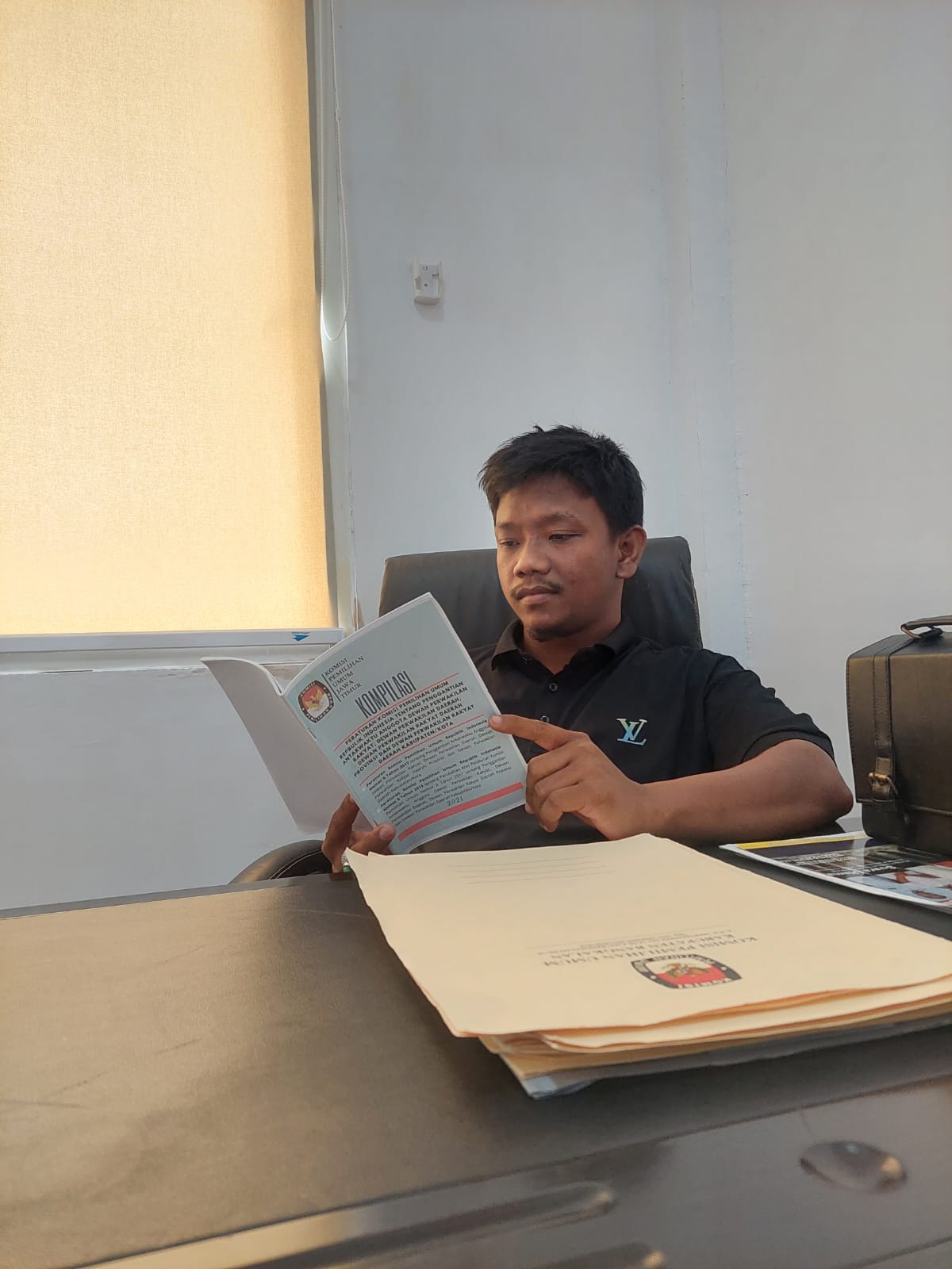 RAMAH: Komisioner KPU Bangkalan Qomaruddin saat ditemui di ruang kerjanya, Kamis (20/6). (ZEINAL ABIDIN/JPRM)