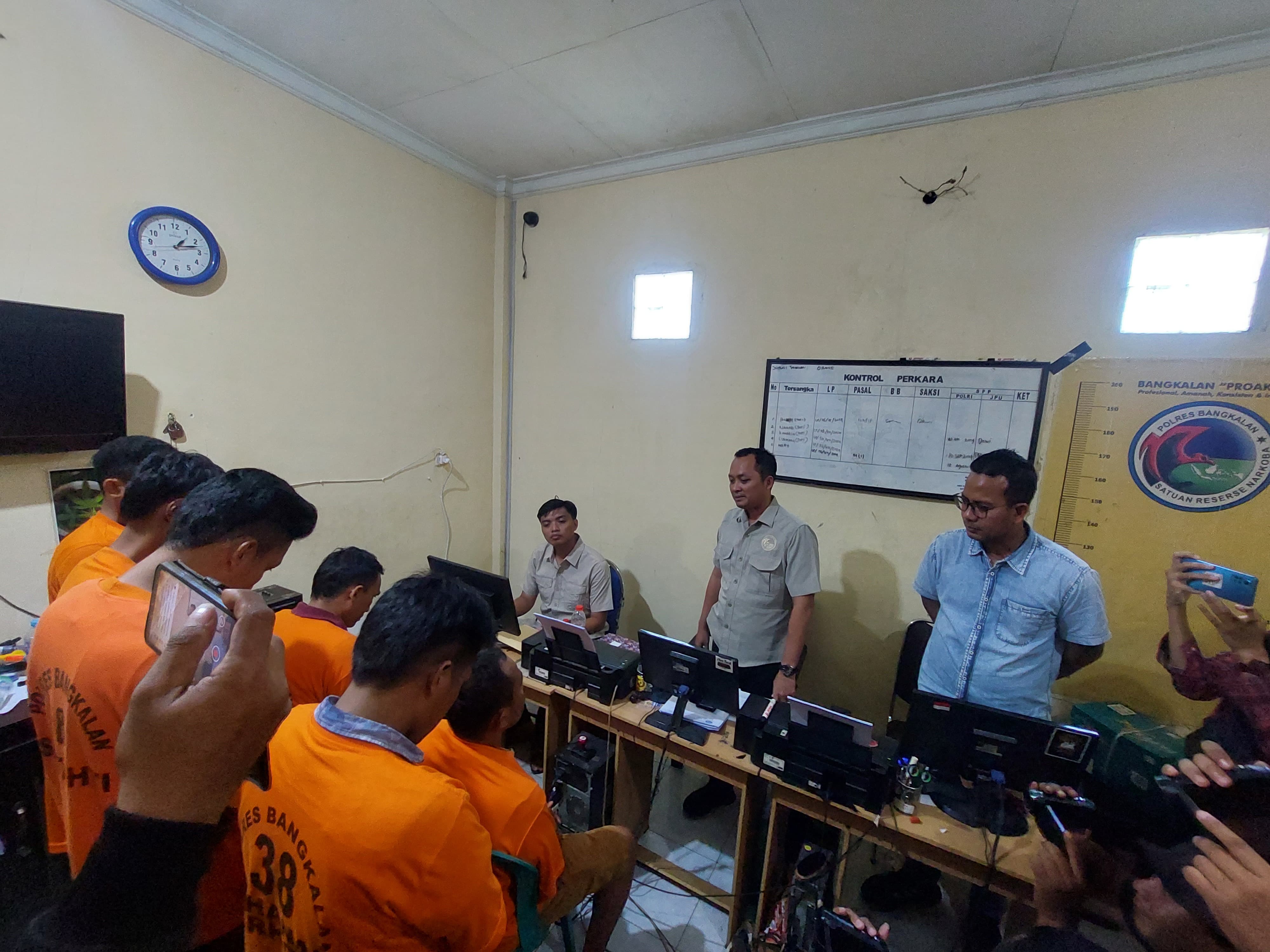 TAK BERKUTIK: Kasatnarkoba Polres Bangkalan Iptu Kokoh Hari Sanjaya menginterogasi komplotan pengedar narkotika di kantor mapolres Selasa (6/8).