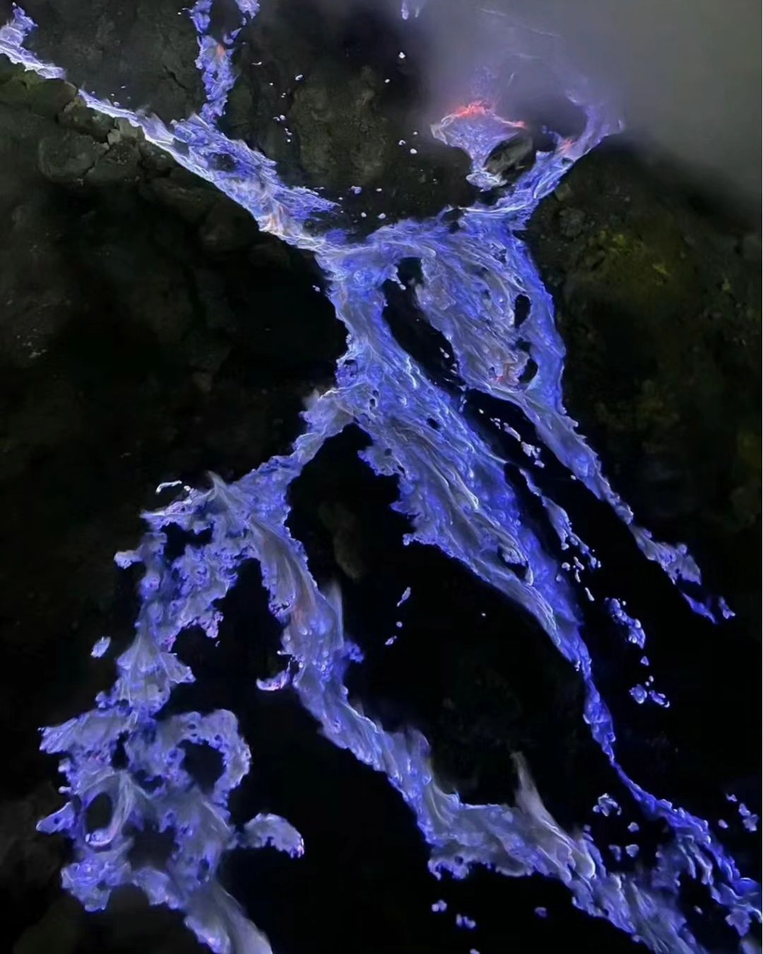 Keindahan wisata blue fire kawah Ijen