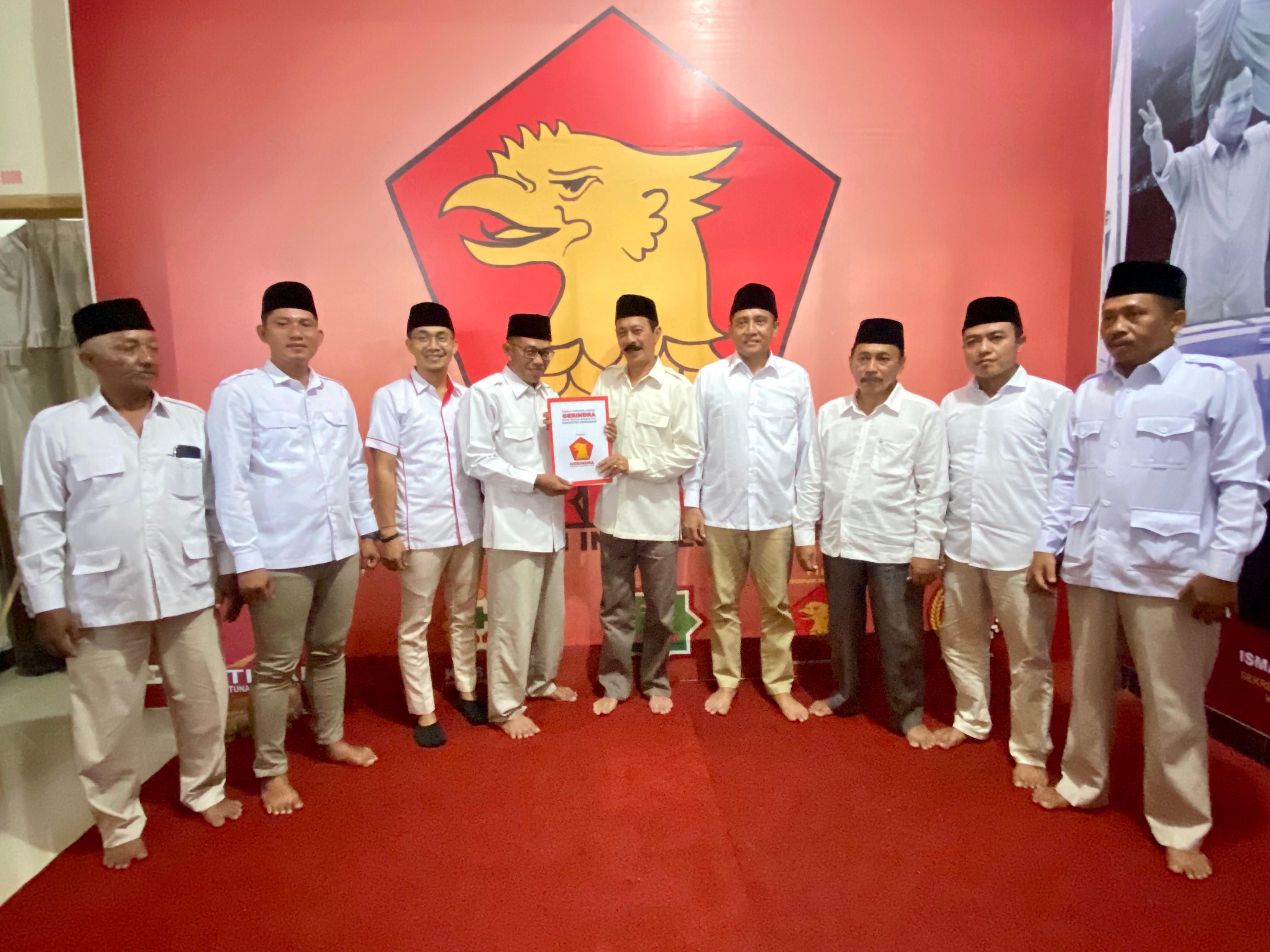 KUATKAN DUKUNGAN: Fattah Jasin saat mendaftar di DPC Partai Gerindra Pamekasan, Selasa (28/5). (MOH. IQBAL AFGANI/JPRM)