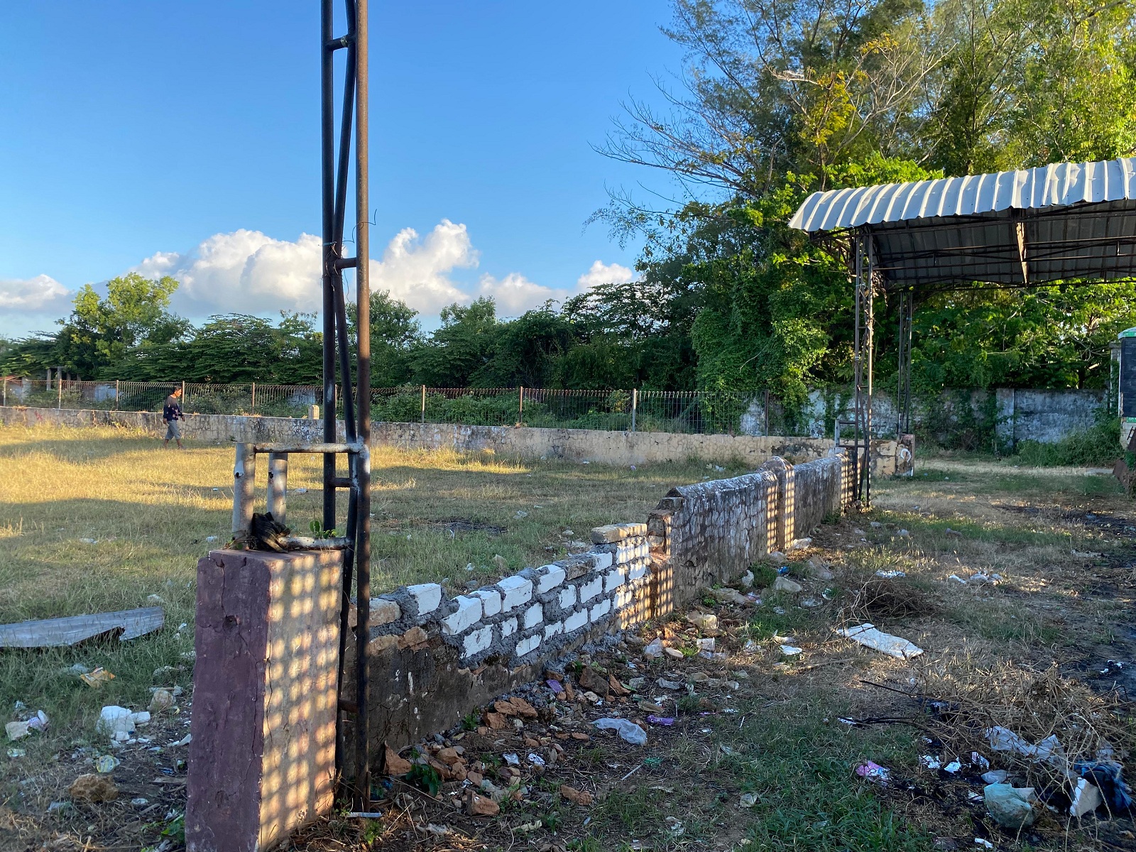 BUTUH PERBAIKAN: Warga berada di Lapangan Karapan Sapi Giling, Sumenep, Rabu (7/8). (MOH. JUNAIDI/JPRM)