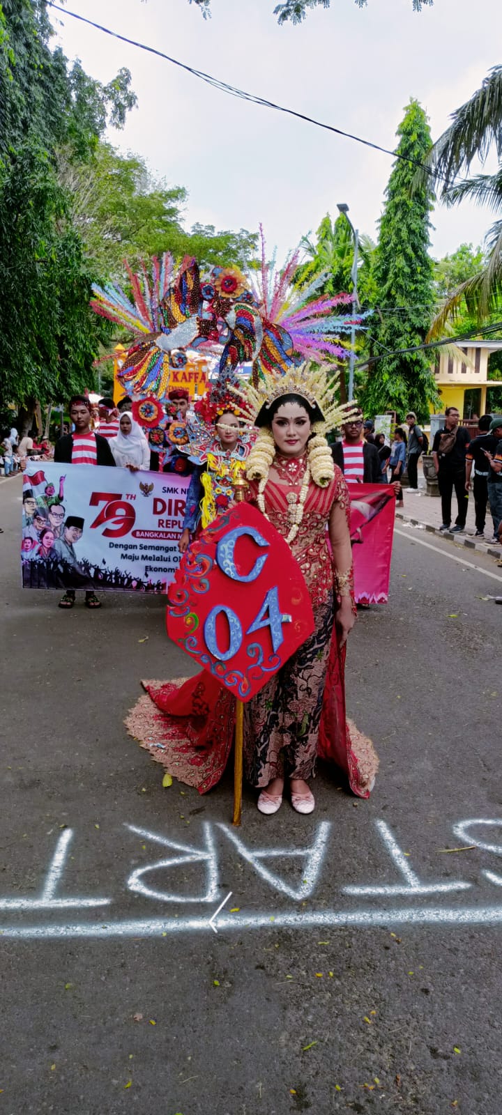 MENCINTAI BUDAYA: Penampilan karnaval SMKN 2 Bangkalan di Jalan Veteran, Alun-Alun Bangkalan, Rabu (7/8). (SMKN 2 BANGKALAN UNTUK JPRM)