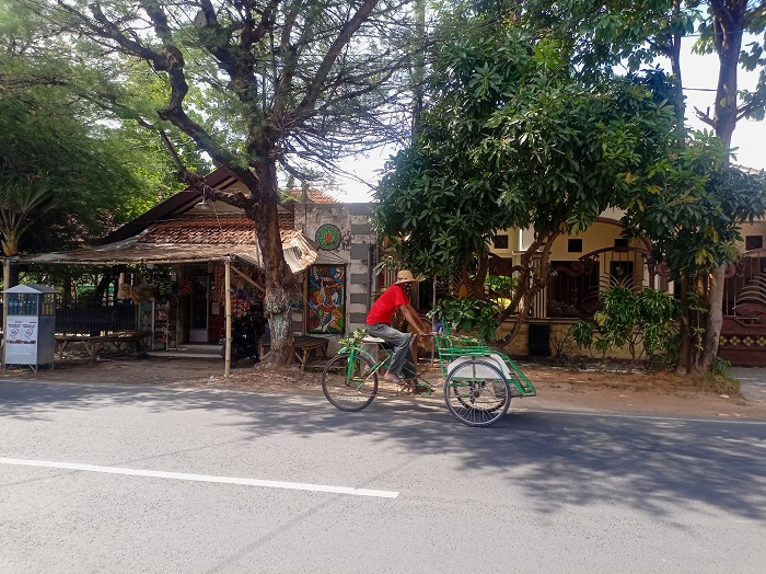 BEKERJA: Seorang tukang becak mengais rezeki di Jalan KH Mansyur, Desa Pangarangan, Kecamatan Kota Sumenep, Rabu (7/8). (MOH. LATIF/JPRM)