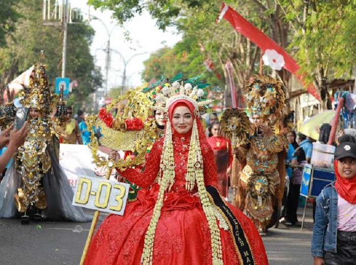 MEMUKAU: Peserta karnaval menampilkan kuliner Bebek Sinjay, Kamis (8/8). (WARUNG BEBEK SINJAY UNTUK JPRM)