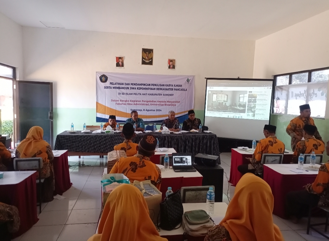 KHIDMAT: Suasana pelatihan penulisan karya ilmiah dan penguatan kapasitas kepemimpinan di SD Islam Pelita Hati Desa Lenteng Timur, Kecamatan Lenteng, Sumenep, Kamis (8/8).