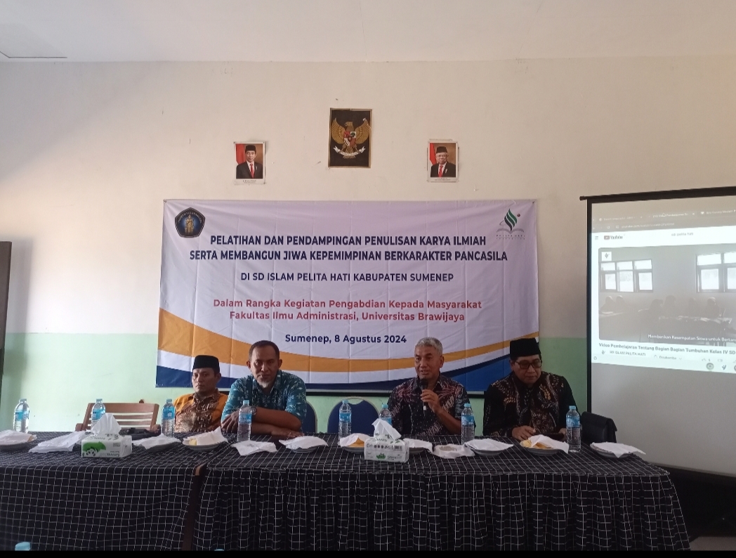 FOKUS : Tim Dosen FIA UB saat memberikan pelatihan penulisan karya ilmiah dan penguatan kapasitas kepemimpinan di SD Islam Pelita Hati Desa Lenteng Timur, Kecamatan Lenteng, Sumenep.