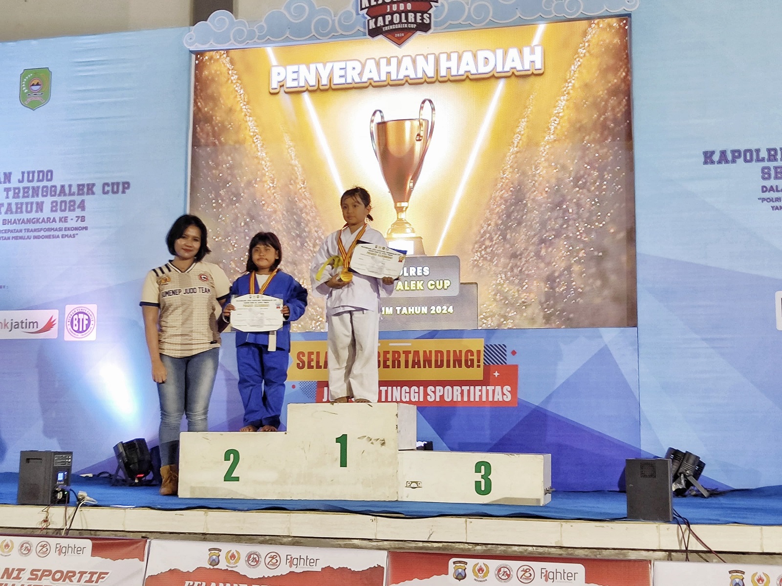 MEMBANGGAKAN: Atlet judo Sumenep menerima medali dalam Kapolres Cup Trenggalek pada Minggu (30/6).