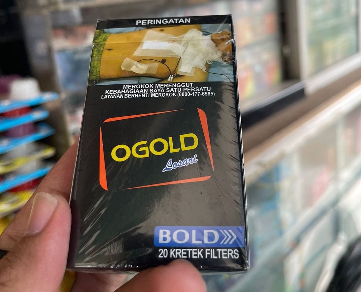 BEREDAR LUAS: Rokok merek Ogold Losari yang diduga ilegal sudah beredar luas di pertokoan Kecamatan Tambelangan Kamis (8/8).