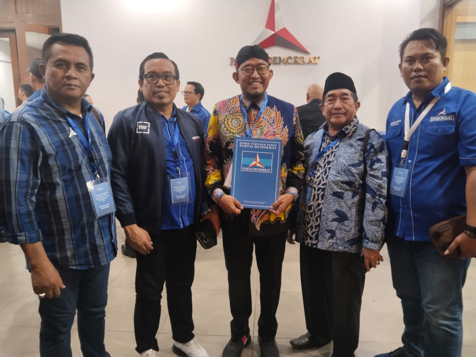 BERKOALISI: Ketua DPC Demokrat Sumenep Indra Wahyudi (dua dari kiri) mendampingi Achmad Fauzi Wongsojudo dan KH Imam Hasyim saat menerima rekomendasi, Kamis (8/8). (DEMOKRAT SUMENEP UNTUK JPRM)