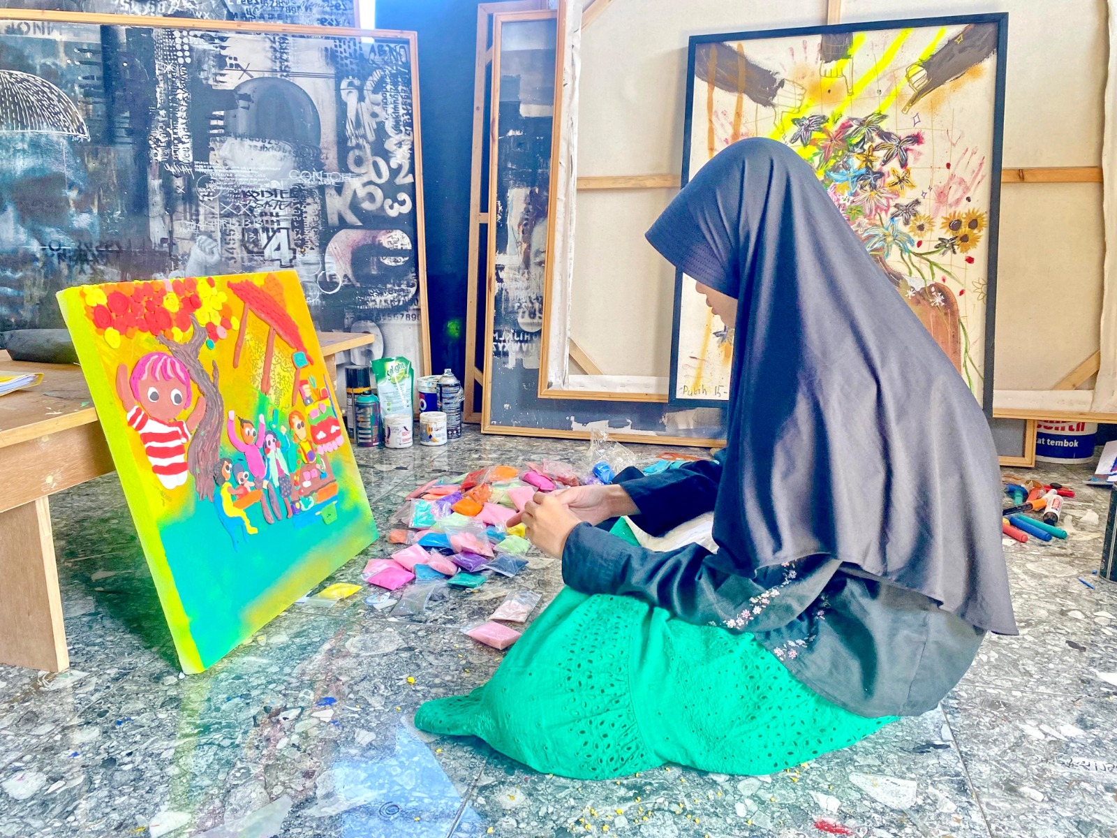 SERIUS: Salwanida Putih Shafiyyah menempel clay di karya seninya kemarin. (MOH. IQBAL AFGANI/JPRM)
