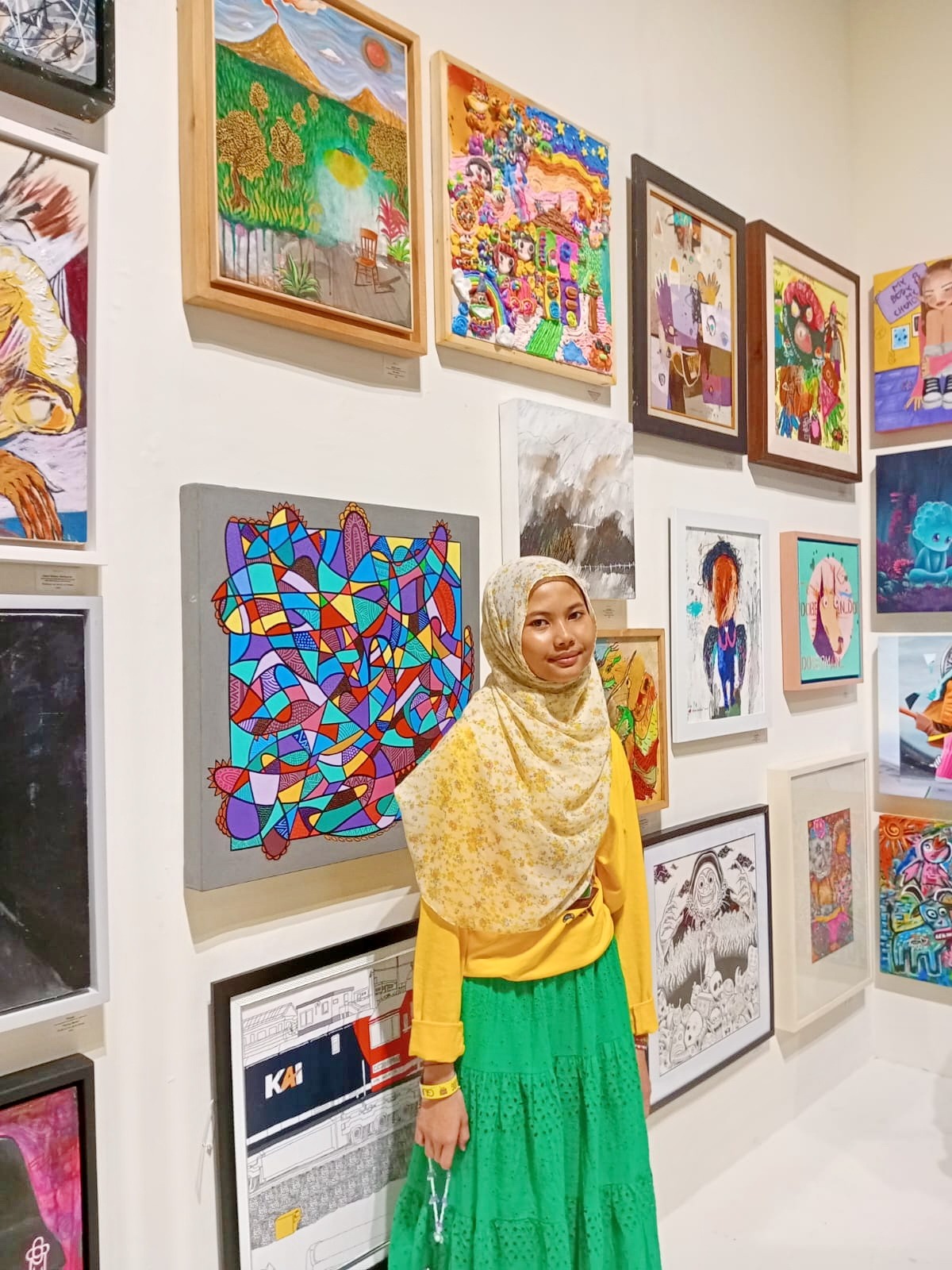 AMBIL PERAN: Salwanida Putih Shafiyyah saat mengikuti Artjog 2024 di Yogyakarta. (MOH. IQBAL AFGANI/JPRM)