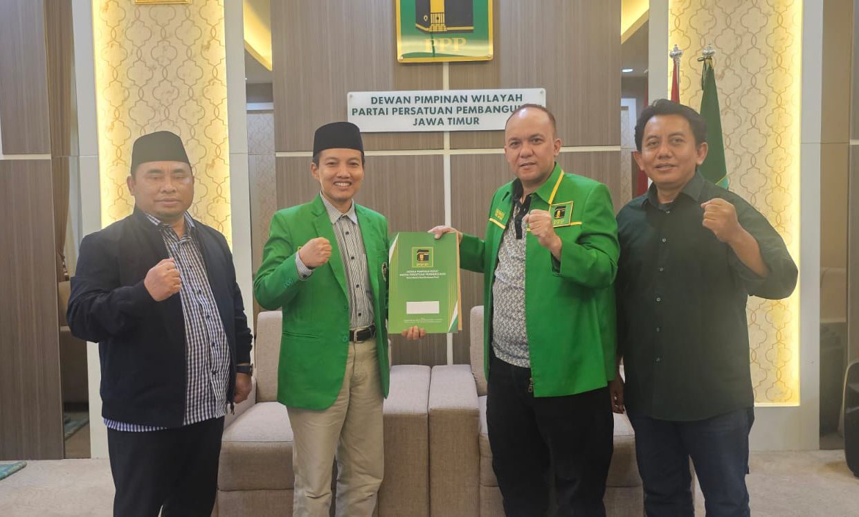 RESMI: Ketua DPC PPP Sumenep KH Muhammad Ali Fikri (dua dari kiri) menerima surat tugas di kantor DPW PPP Jawa Timur, Sabtu (10/8)