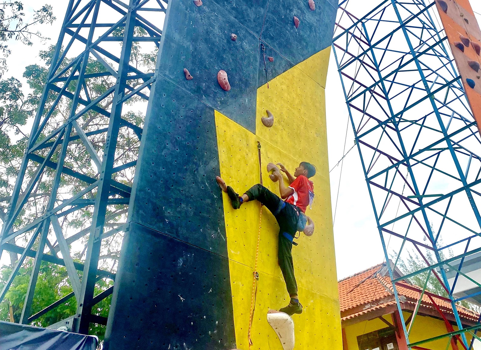 BERJUANG: Atlet panjat tebing mengikuti kejuaraan di Mahapala Unira Climbing Competition 2024, Rabu (7/8).