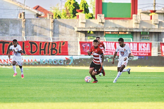 LINCAH: Pemain asing MU Iran Junior menggiring bola saat bertanding melawan Malut United di Stadion Gelora Bangkalan, Sabtu (10/8). (VIVIN AGUSTIN HARTONO/JPRM)