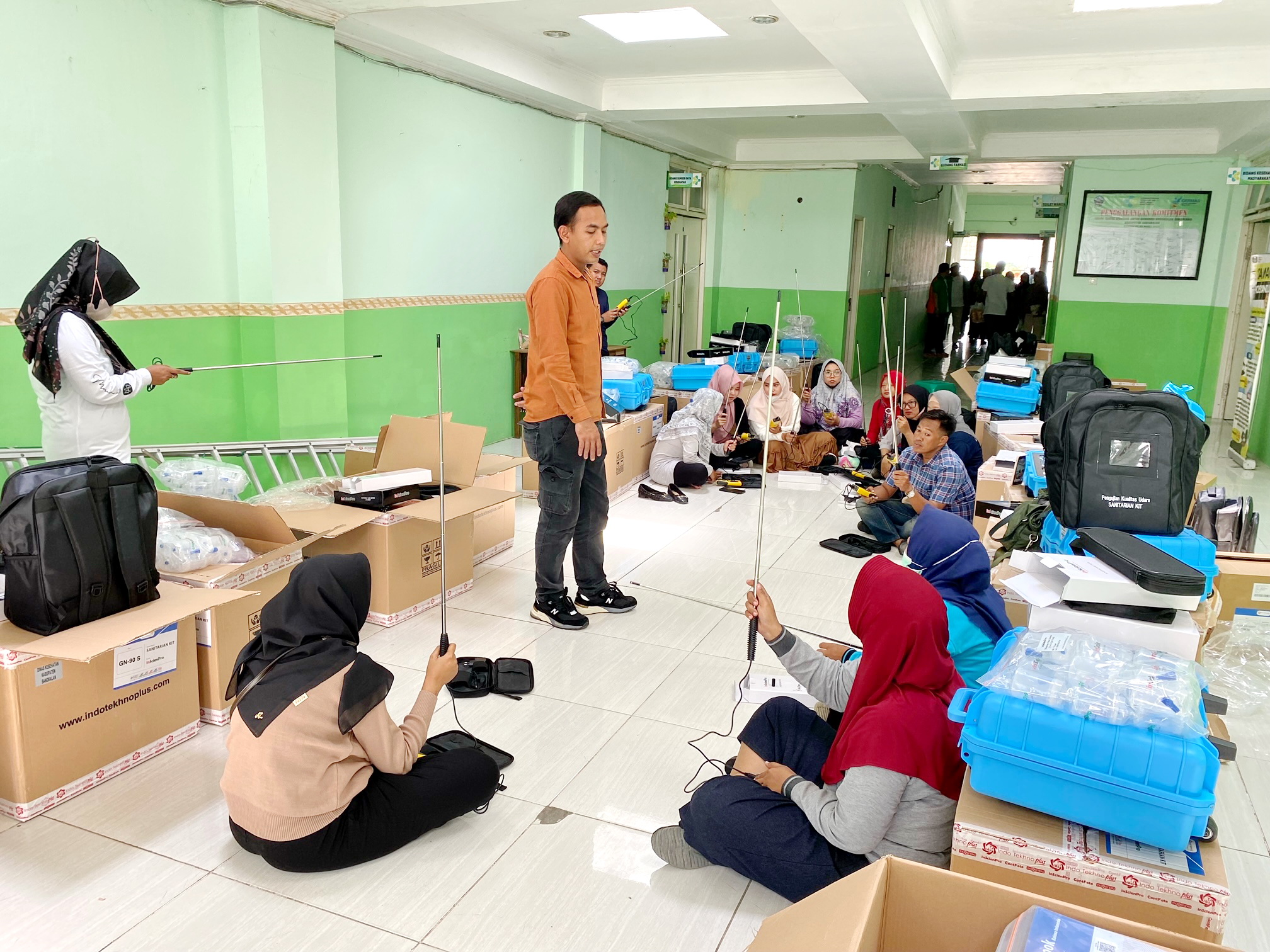 ALAT PEDETEKSI: Petugas puskesmas mengikuti pelatihan penggunaan alkes sanitarian kit, Jumat (9/8). (AYU LATIFAH/JPRM)