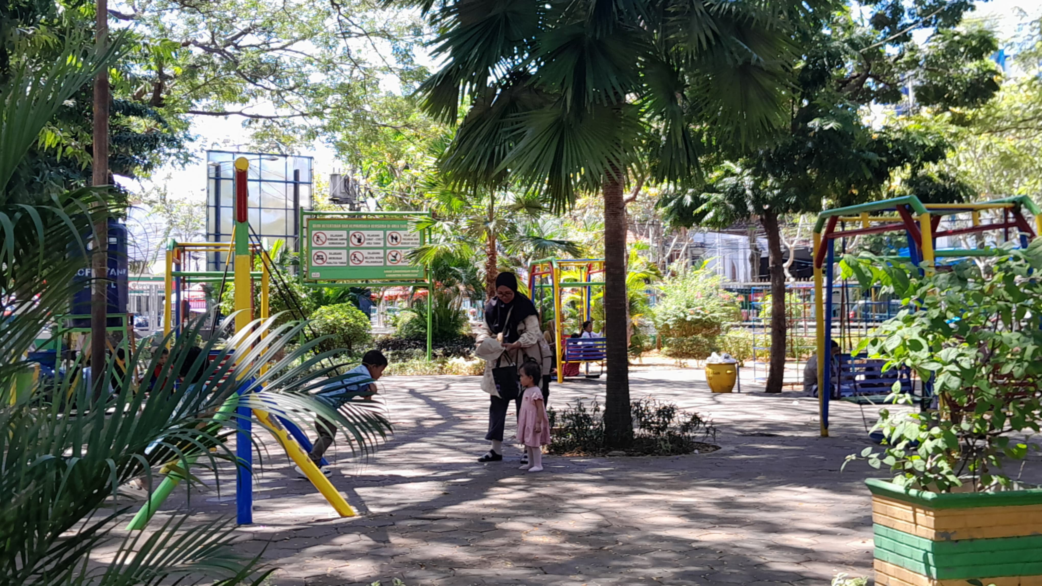 ANAK SEHAT: Seorang ibu dan anaknya sedang bermain di taman alun-alun Arek Lancor Pamekasan, Senin (5/8). (M. KHOLIL RAMLI/JPRM)