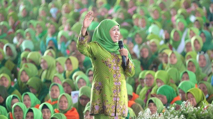 BERPENGARUH: Mantan Gubernur Jawa Timur Khofifah Indar Parawansa ditengah jamaah muslimat NU.
