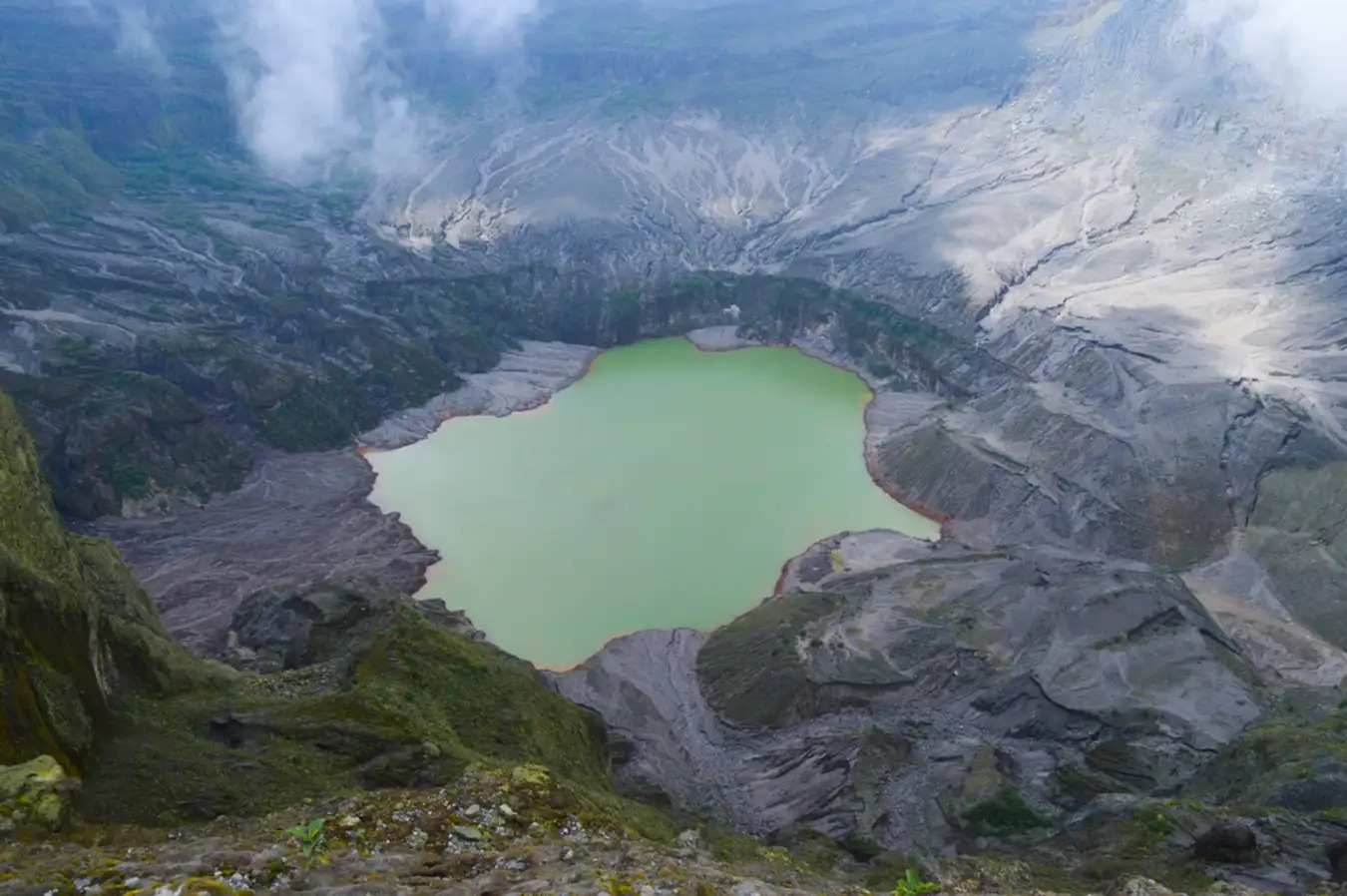 Keindahan wisata di puncak  Gunung Kelud via Kediri