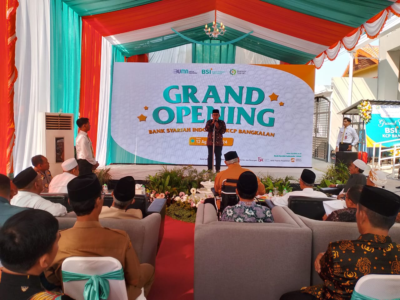 BERWIBAWA: Komisaris BSI KH. Masduki Baidlowi menyampaikan sambutan dalam acara Grand Opening BSI Bangkalan, Senin (12/8).