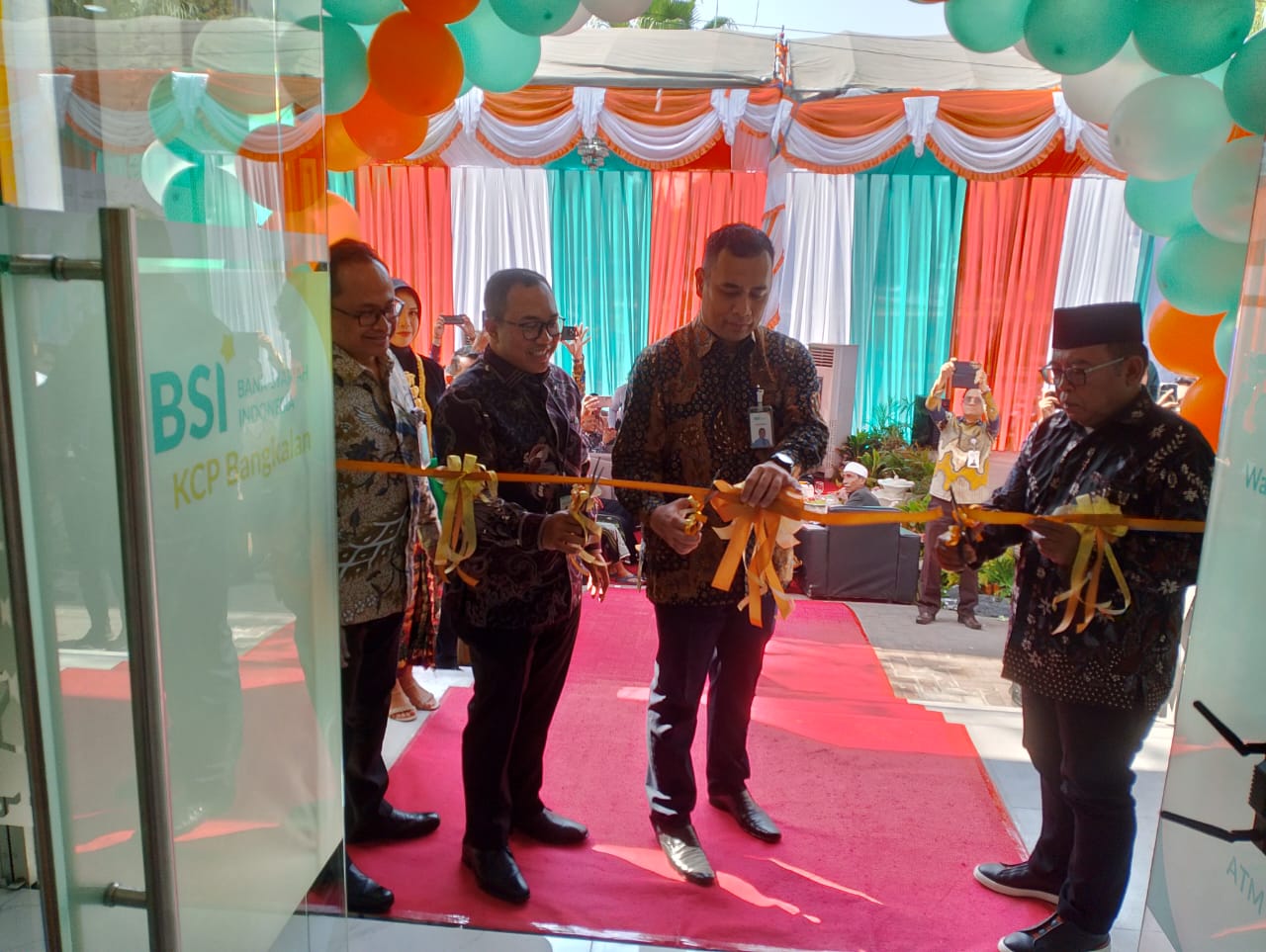 SEREMONIAL: Branch Manager Herdyan Nugrahanto., Regional  CEO 8 Surabaya Jajang Abdul Karim, Manager Area Surabaya Raya Yuri Leonardi, dan Komisaris BSI KH. Masduki Baidlowi saat grand opening.