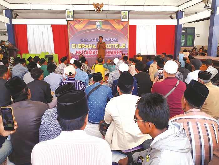 GERAM: Puluhan warga geruduk pendopo kantor Kecamatan Omben Senin (12/8). (UBAIDILLAHIR RA&rsquo;IE/JPRM)