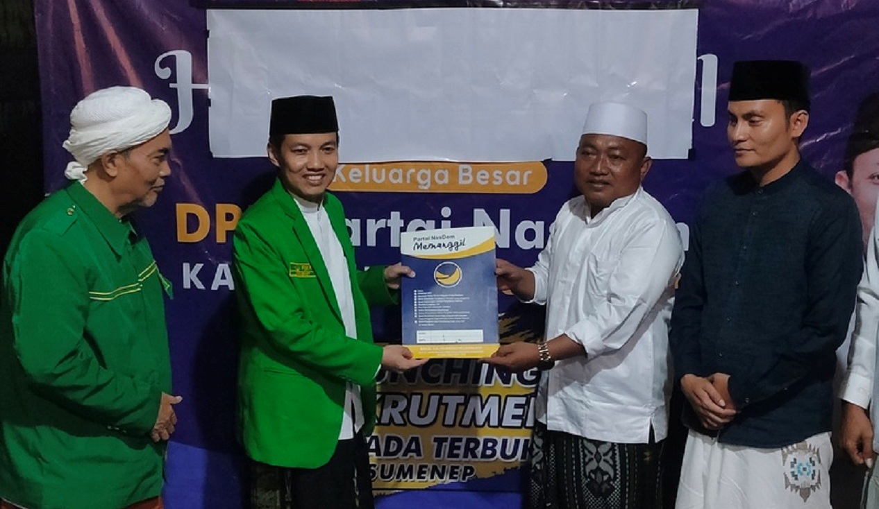 POTENSI KOALISI: Ketua DPC PPP Sumenep Muhammad Ali Fikri (hijau) menyerahkan formulir pendaftaran bacabup dan bacawabup ke desk pilkada Partai Nasdem, Sabtu (25/5).
