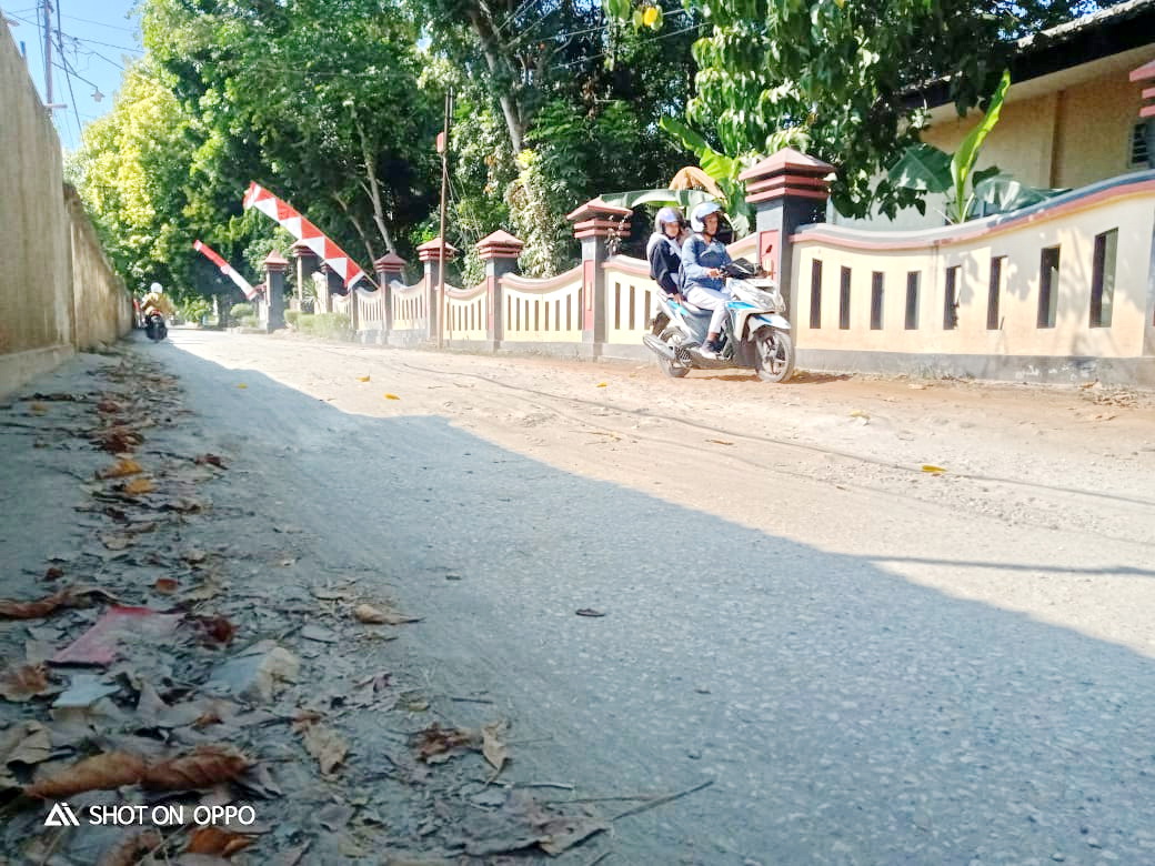 POROS KABUPATEN: Pengendara motor melintas di Jalan Bromo, Kelurahan Mlajah, Kecamatan Kota Bangkalan, Senin (12/8).