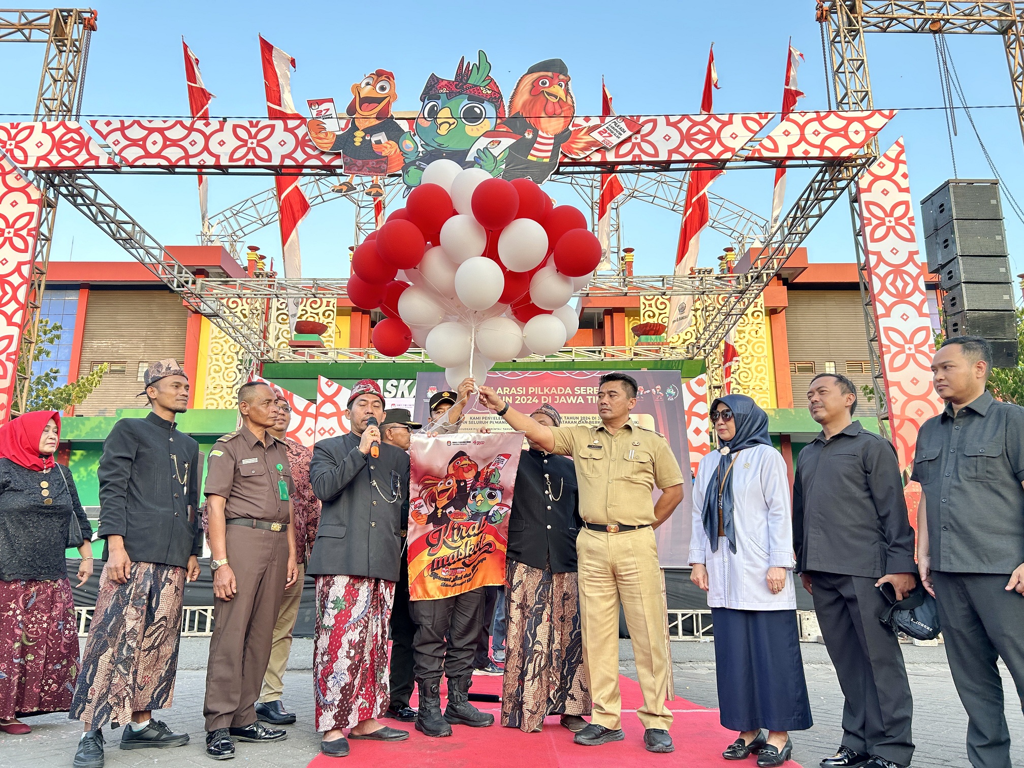MERIAH: Anggota KPU Provinsi Jatim Miftahur Rozaq membuka sekaligus melepas balon ke udara tanda dilaksanakannya kirab maskot pilkada di Kabupaten Bangkalan. (VIVIN AGUSTIN HARTONO/JPRM)