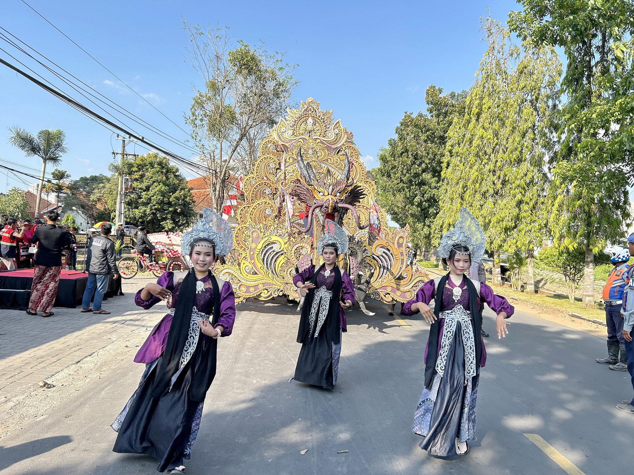 SPEKTAKULER: Tarian tradisional mengiringi kirab maskot Pilkada 2024 di Jalan Halim Perdanakusuma Bangkalan kemarin. (VIVIN AGUSTIN HARTONO/JPRM)