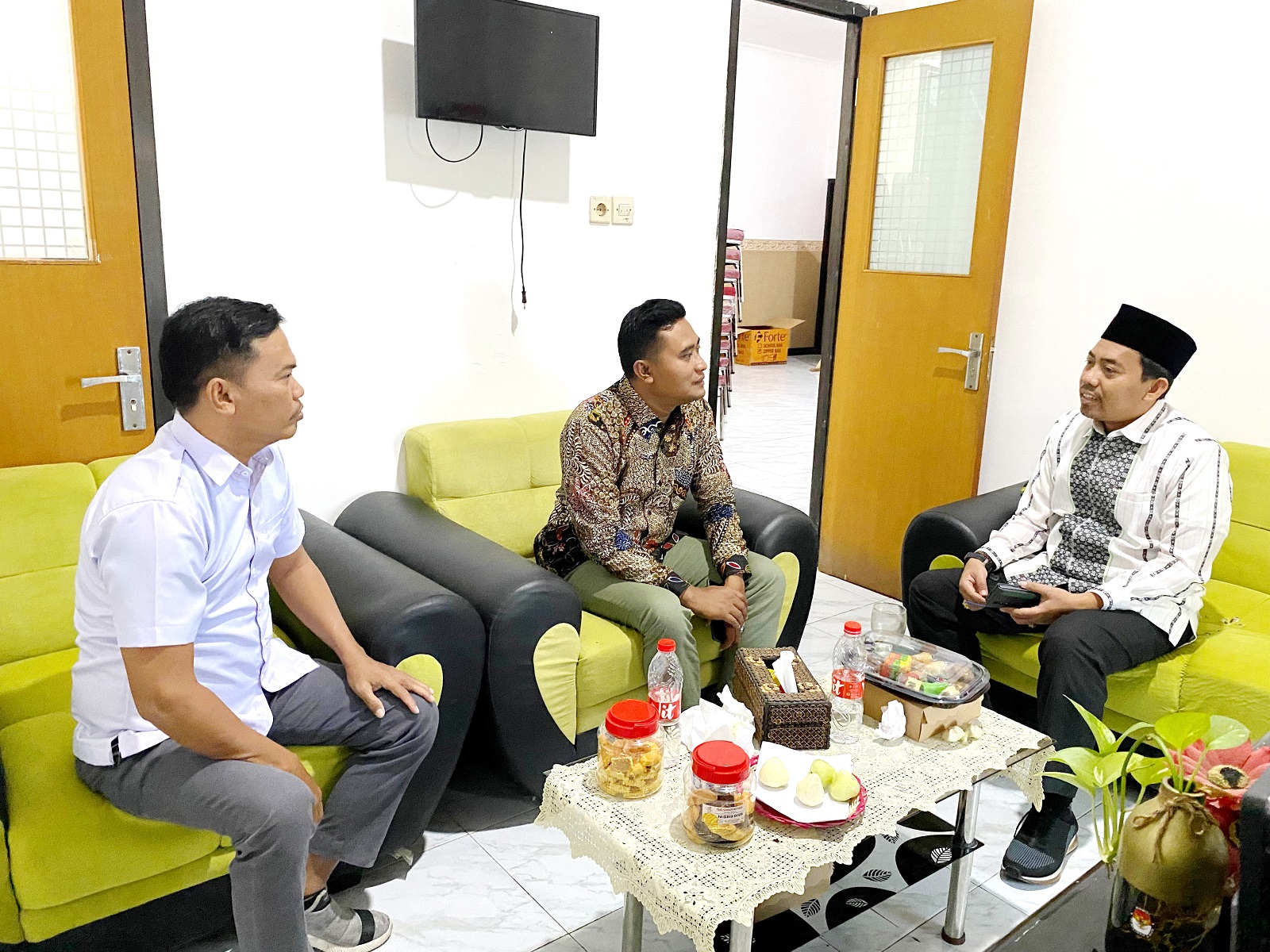 ANGGARAN DIAWASI: Ketua Divisi Perencanaan dan Logistik KPU Provinsi Jatim Miftahur Rozaq berbincang dengan Komisioner KPU Sampang Karimullah dan Suhariyanto di kantor KPU Sampang Senin (12/8).