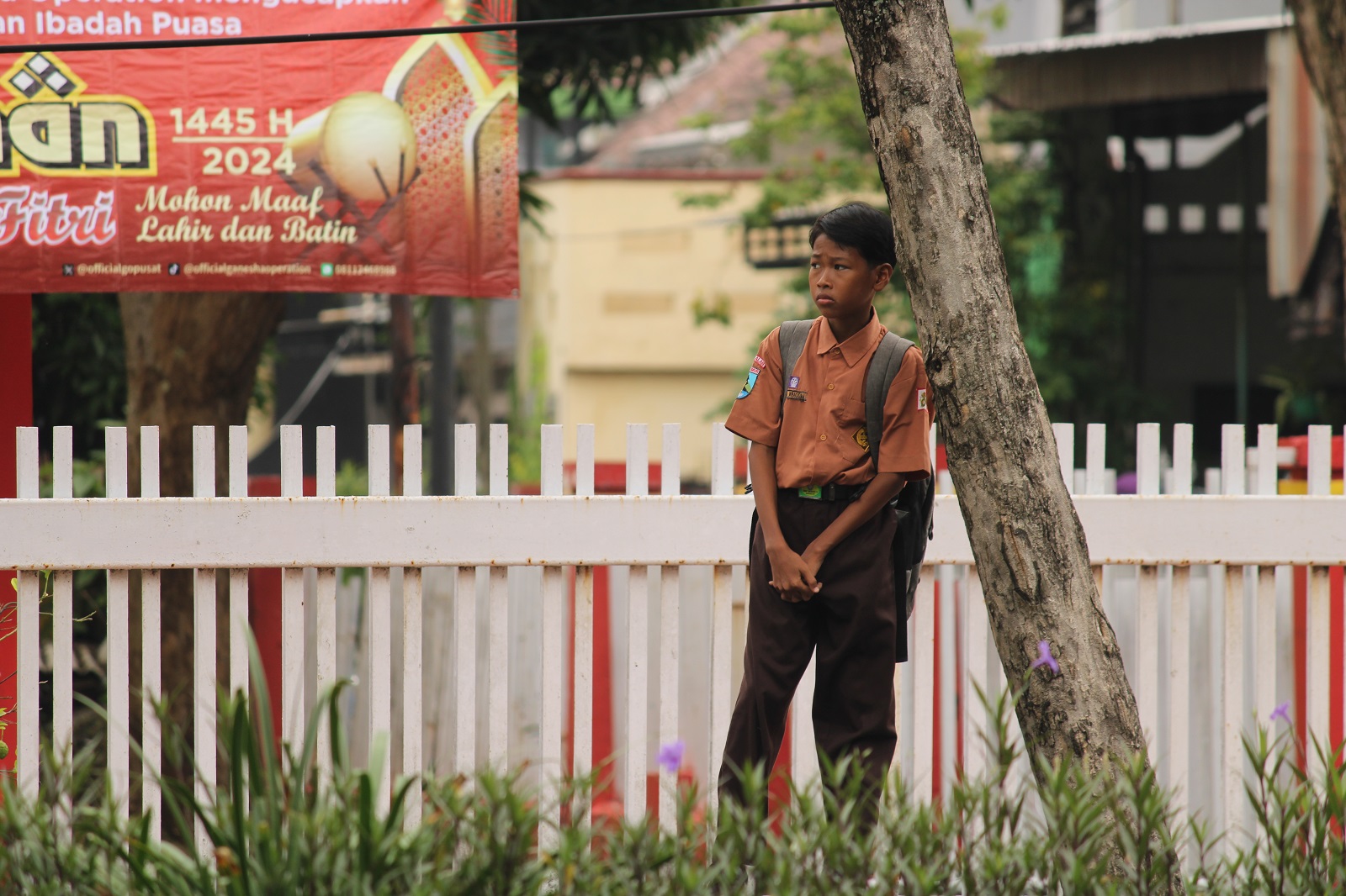 BOS SMP SWASTA: Siswa SMPN 5 Bangkalan hendak pulang sekolah di Jalan Soekarno Hatta (5/4).