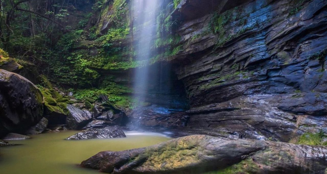 Air Terjun Tembinus, salah satu wisata alam dekat IKN