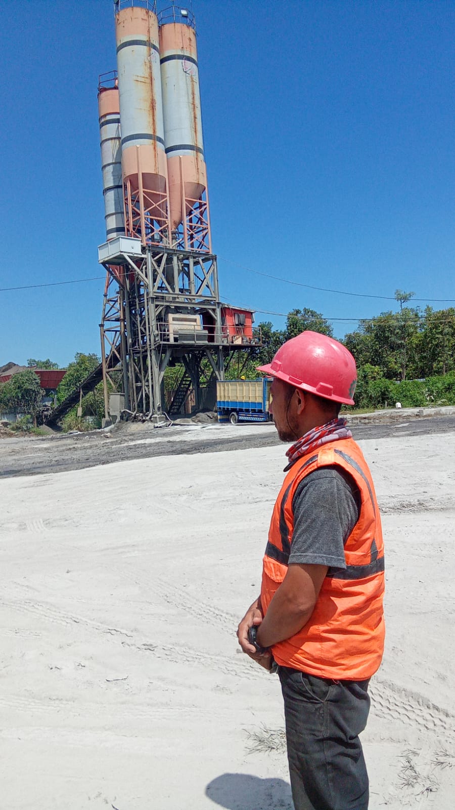KOKOH: Karyawan PT Varia Usaha Beton berada di lokasi produksi beton.
