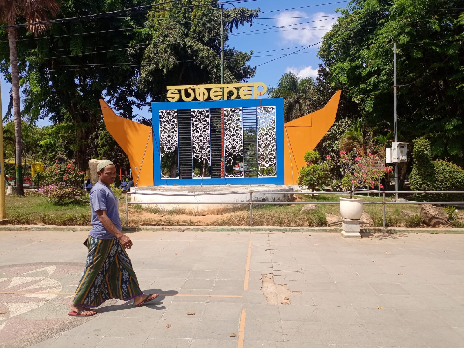 GAGAL DIGARAP: Warga melintas di depan lokasi patung kuda terbang, Taman Adipura Sumenep, Selasa (13/8). (MOH. LATIF/JPRM)