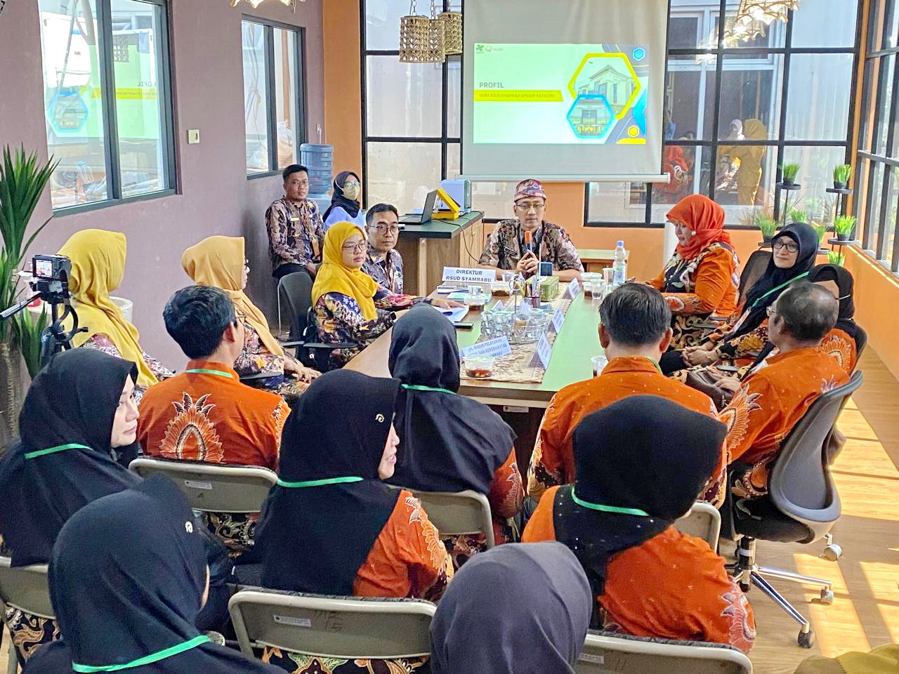 JUJUKAN STUDI TIRU: Direktur RSUD Syamrabu Bangkalan Farhat Surya Ningrat (pegang mikrofon) berdialog interaktif bersama pejabat di lingkungan RSUD Waluyo Jati Selasa (13/8).