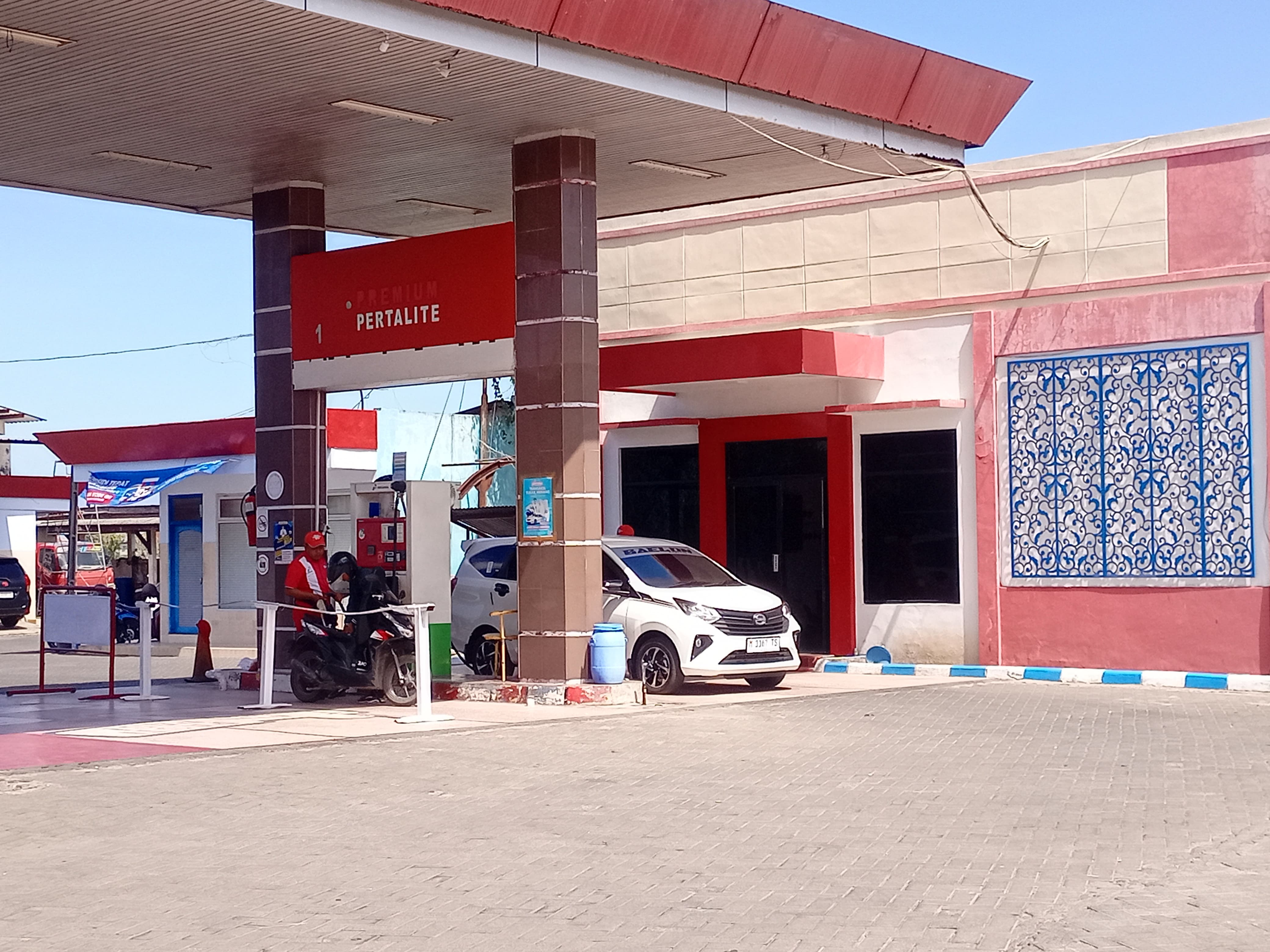 ANTRE : Petugas mengisi bahan bakar ke kendaraan roda empat di SPBU 54.694.08, Jalan Arya Wiraraja, Desa Gedungan, Kecamatan Batuan, Sumenep, Rabu (14/8). (MOH. LATIF/JPRM)