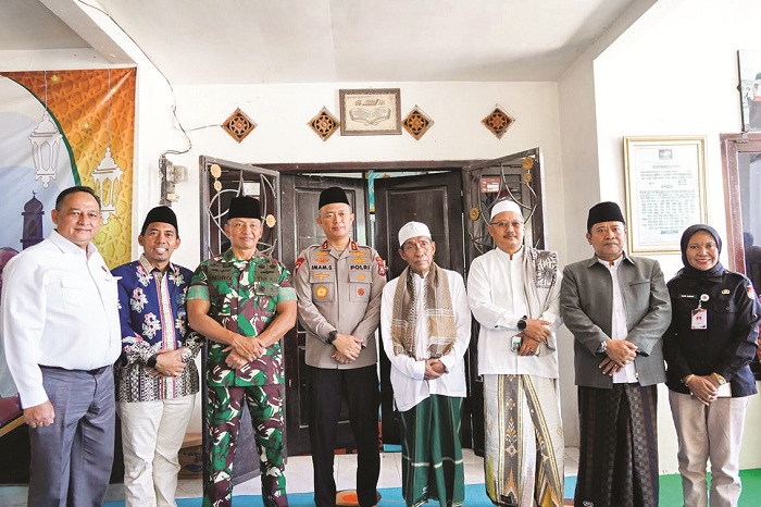 BERSINERGI: Dari kiri, Kabinda Jatim, Komisioner KPU Jatim, Kasdam V/Brawijaya, Kapolda Jatim, Rais Syuriah dan Ketua PCNU Sampang, dan Pengasuh Ponpes Darussalam Torjun, dan Sekretaris KPU Jatim.