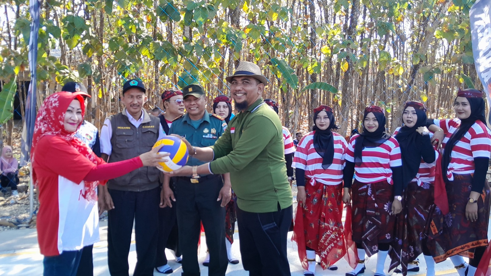 SIMBOLIS: Owner CV Jawara Internasional Djaya Marsuto Alfianto menyerahkan bola voli tanda dimulainya turnamen di Lapangan Jawara, Pamekasan, Rabu (14/8).