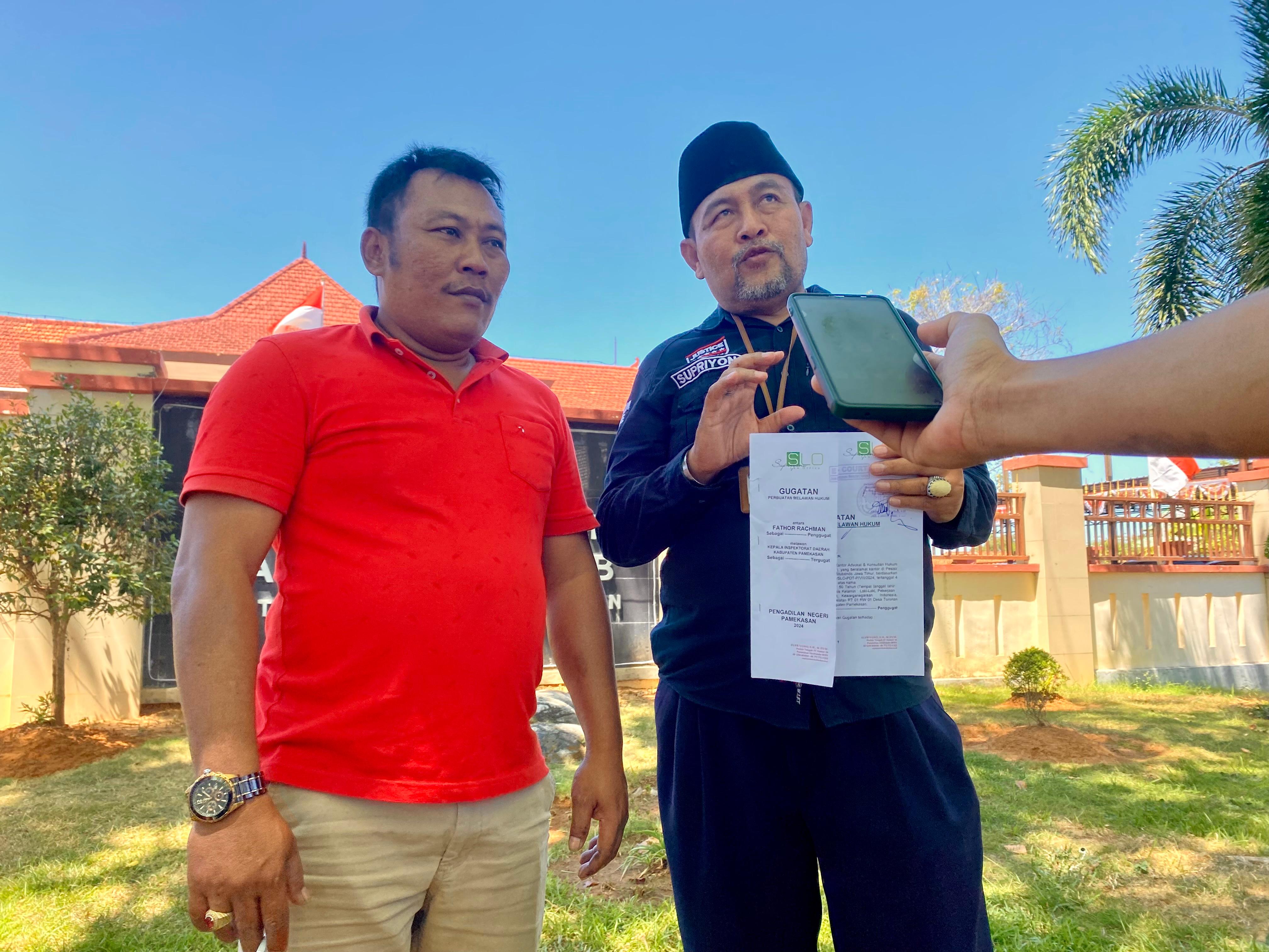 MELAWAN: Supriyono selaku penasihat hukum Fathor Rachman saat ditemui di PN Pamekasan, Kamis (15/8). (MOH. IQBAL AFGANI/JPRM)