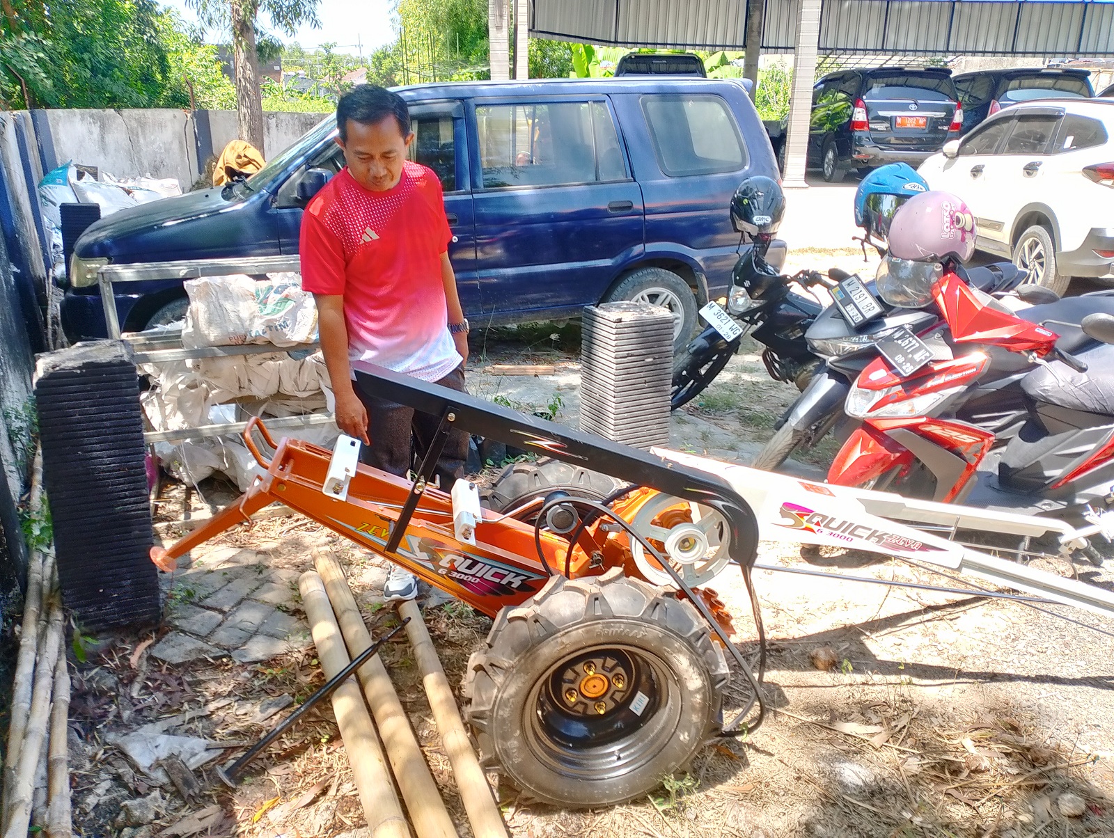 DICURI MALING: Kabid Sarana Pertanian&nbsp;Disperta KP Sampang Nurdin menunjukkan hand tractor tanpa mesin di halaman kantornya kemarin. (UBAIDILLAHIR RA&rsquo;IE/JPRM)