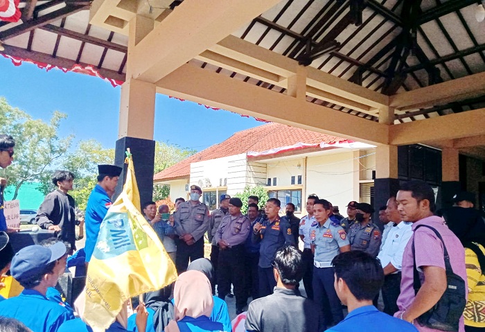BUTUH EVALUASI: Kepala Dishub Bangkalan Moawi Arifin (memegang mikrofon) saat menemui massa aksi Kamis (15/8). (IMAMUDIN/JPRM)