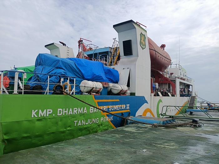 TAK BEROPERASI: KMP DBS III saat bersandar di Pelabuhan Kalianget, Sumenep, Maret 2024. (MOH IQBAL/ JPRM)