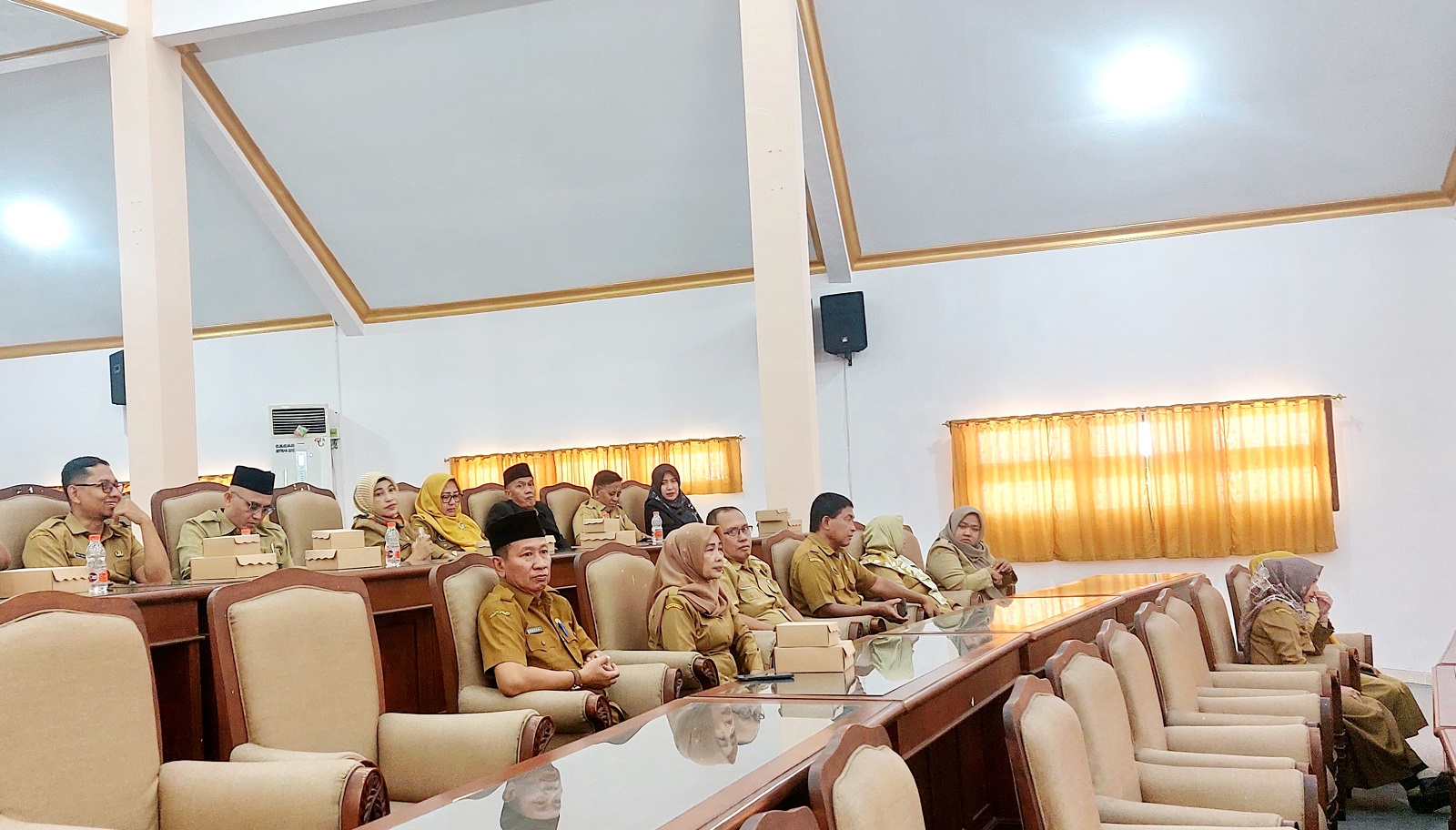 PELAYAN MASYARAKAT: Pegawai pemerintah di lingkungan Pemkab Sampang mengikuti kegiatan sidang paripurna di gedung DPRD Sampang, Senin (12/8).