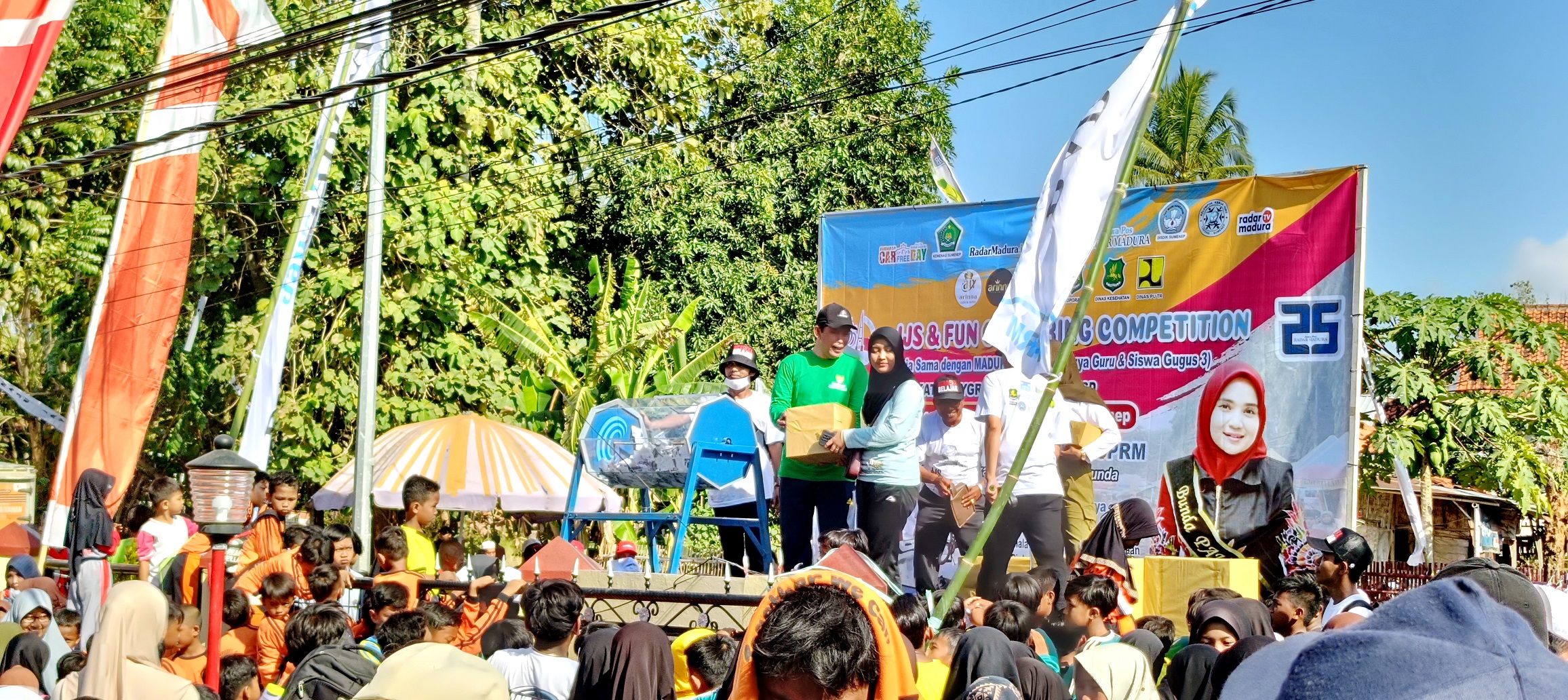 MERIAH: Ketua Baznas Sumenep Syukri (kaus hijau) menyerahkan hadiah kepada peserta JJS HUT Ke-25 JPRM di Kecamatan Lenteng, Sabtu (27/8). (LUQMAN HAKIM/JPRM)